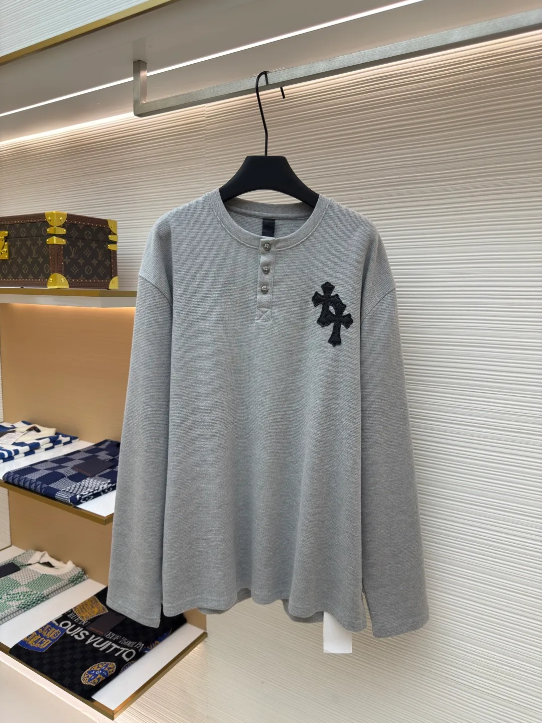 Chrome Hearts patchwork leather Henry collar waffle sweatshirt ●Original version: Purchased and developed for 17500 ●Item number: 1680093-A50 ●Fabric: waffle fabric ●Technology: Positioning cutting machine ●Version: fitted version ●Weight: about 520 grams ●Size: S-M-L-XL ●Description: The fabric is made of 350g cotton waffle double-layer material before washing (distinguish between low-gram weight cutting corners and non-pure cotton market goods) The silver buckles and scrolls are made of antique bronze and real silver (the materials used have reached 300+ quality on the market). The leather labels are still made of genuine imported lambskin. The most important thing is the hand-sewn leather (it involves high costs when it comes to manual work). A lot of effort has been put into the fabric, hardware and craftsmanship. The top quality in the market and the industry benchmark are only owned by a few people. The overall wiring is straight and delicate, the fabric is comfortable and soft, and the color is consistent without color difference. It can be matched with the same style to create a fashionable look and control various occasions. Customized accessories, complete with three standards, same style for men and women!